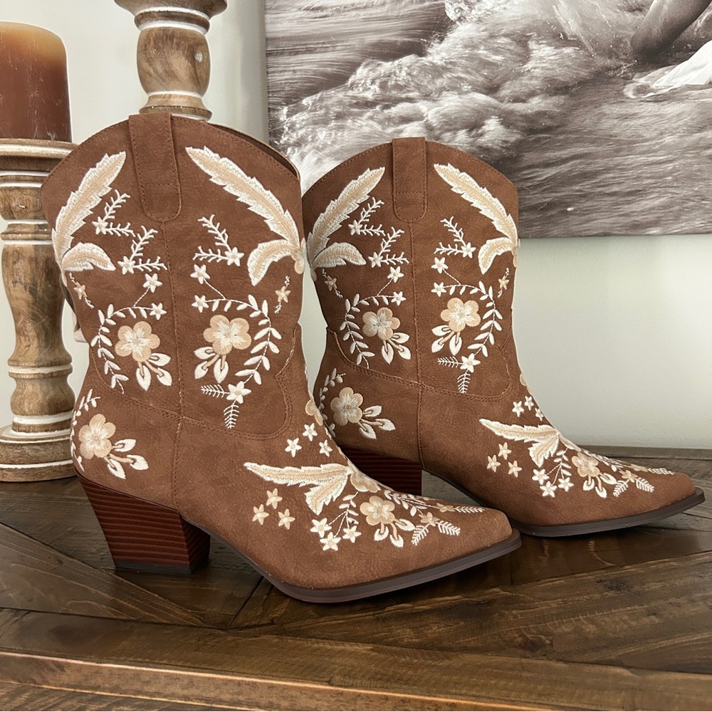 NIB Oasis Society Bailey Embroidered Boots - Cocoa